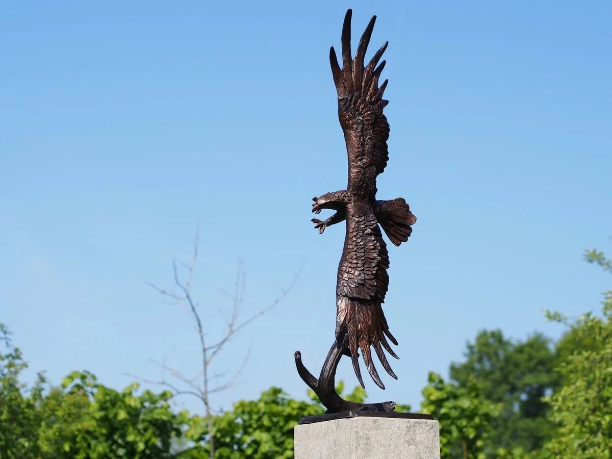 -Bronzefigur Fliegender Adler-