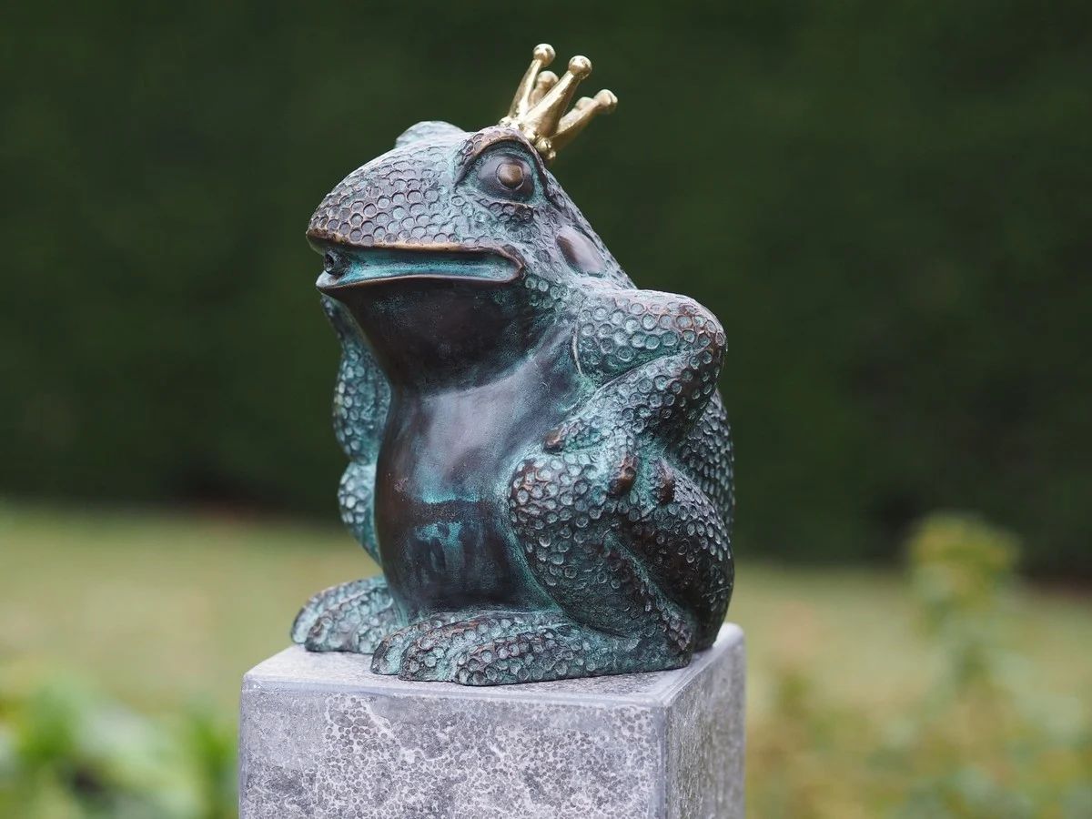 -Bronzefigur Frosch mit Krone- sitzend- Wasserspeier 2- unter Bronze und Metall Figuren