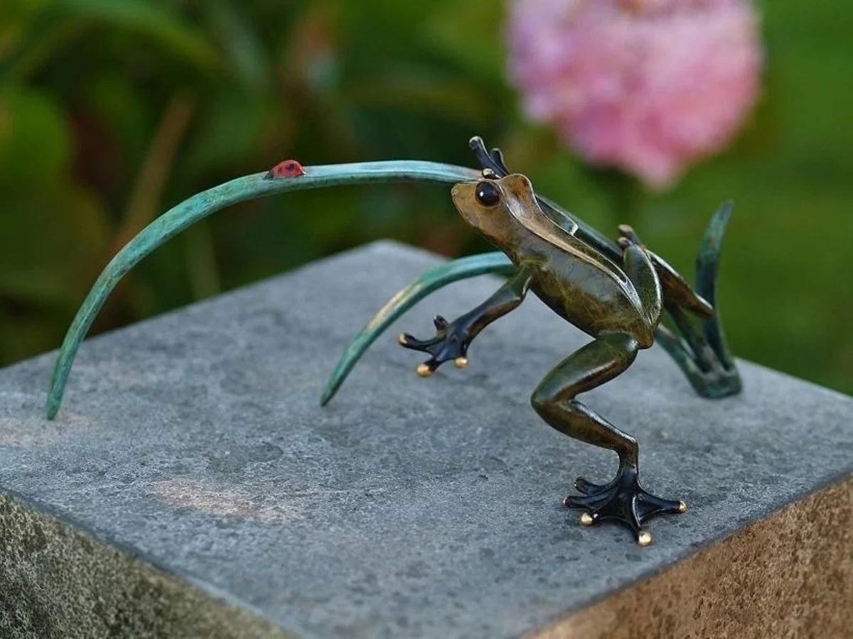 -Bronzefigur Frosch mit Marienkfer-