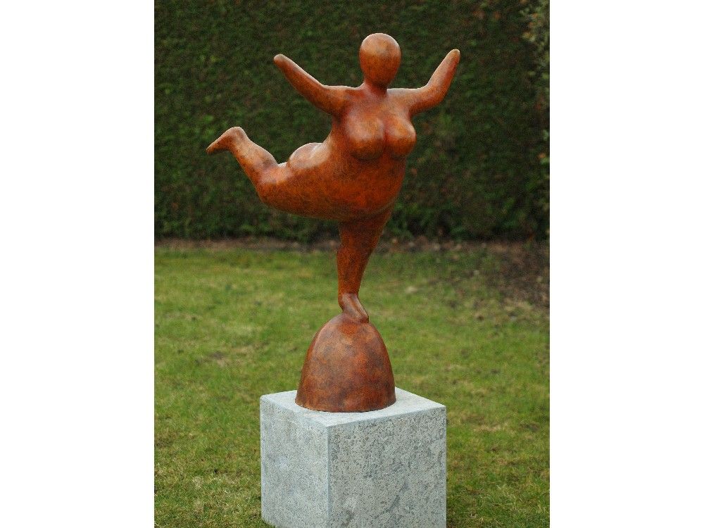 -Bronzefigur grosse Frau- orangefarbig-