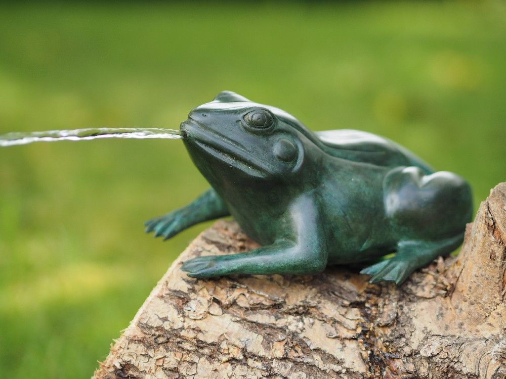 -Bronzefigur Grüner Frosch wasserspeiend- klein-