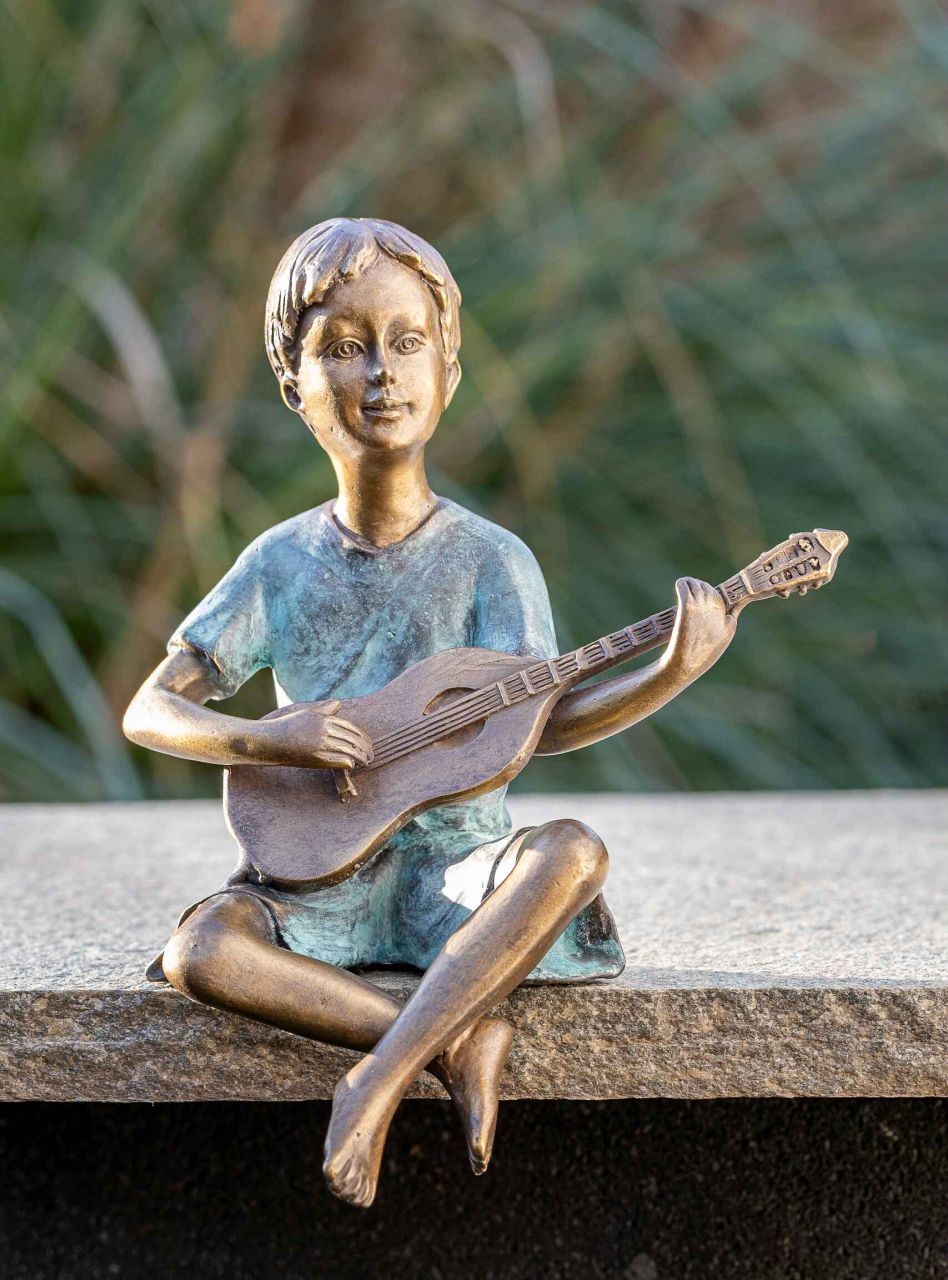 -Bronzefigur Junge mit Gitarre-