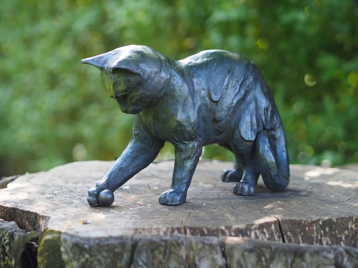 -Bronzefigur Katze spielt mit Kugel- unter Bronze und Metall Figuren