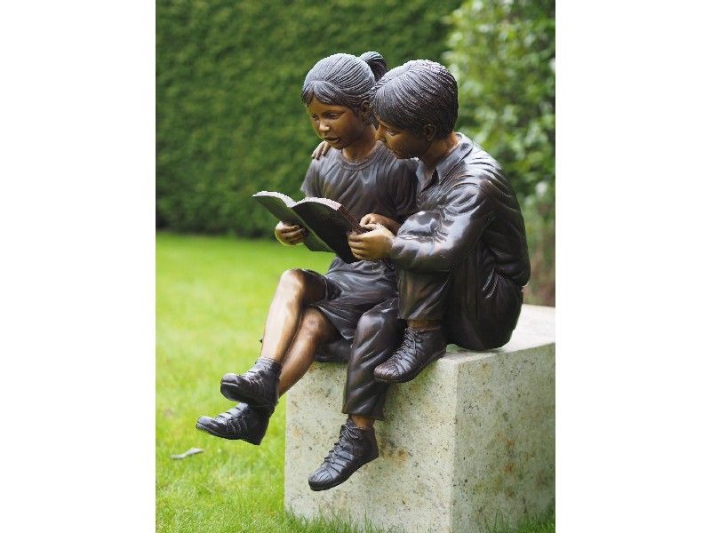 -Bronzefigur Kinder lesend-