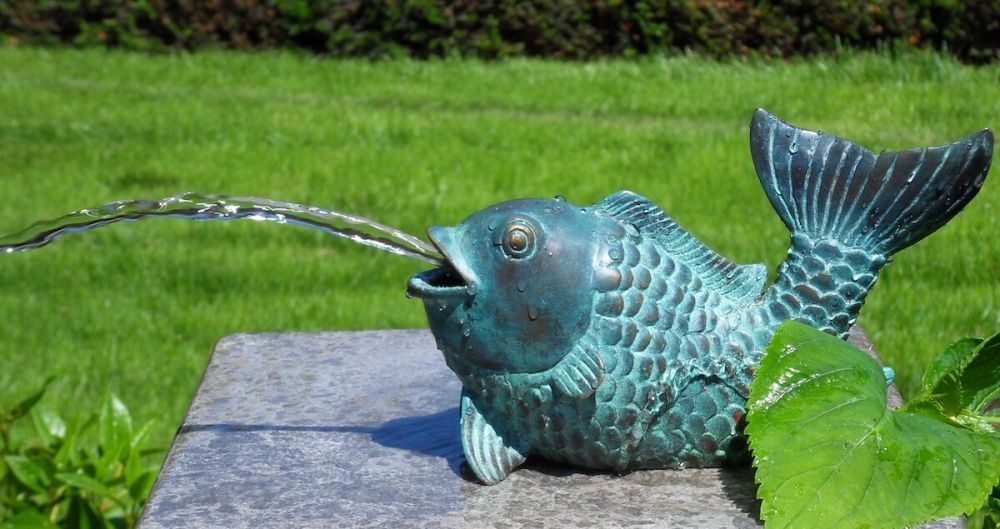 -Bronzefigur kleiner Fisch als wasserspeier-