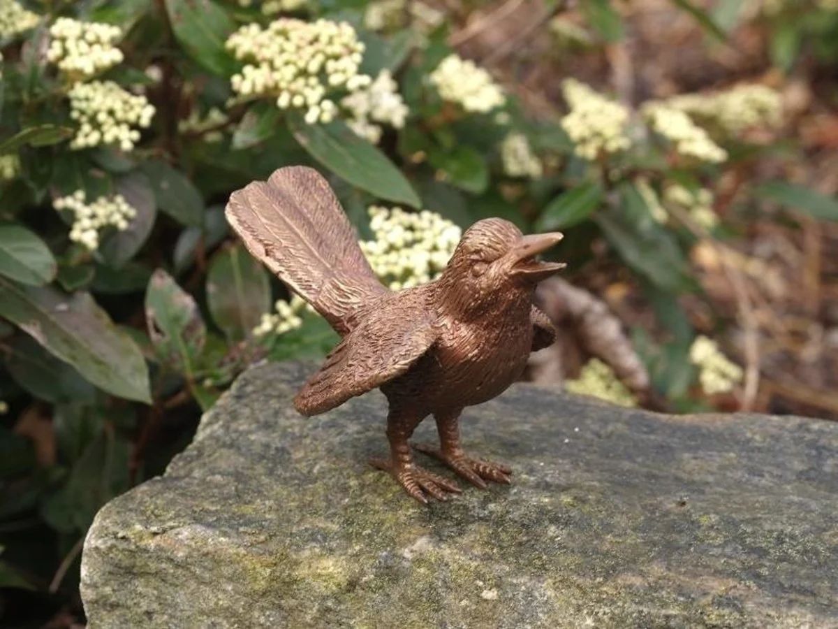 -Bronzefigur kleiner stehender Vogel 2-