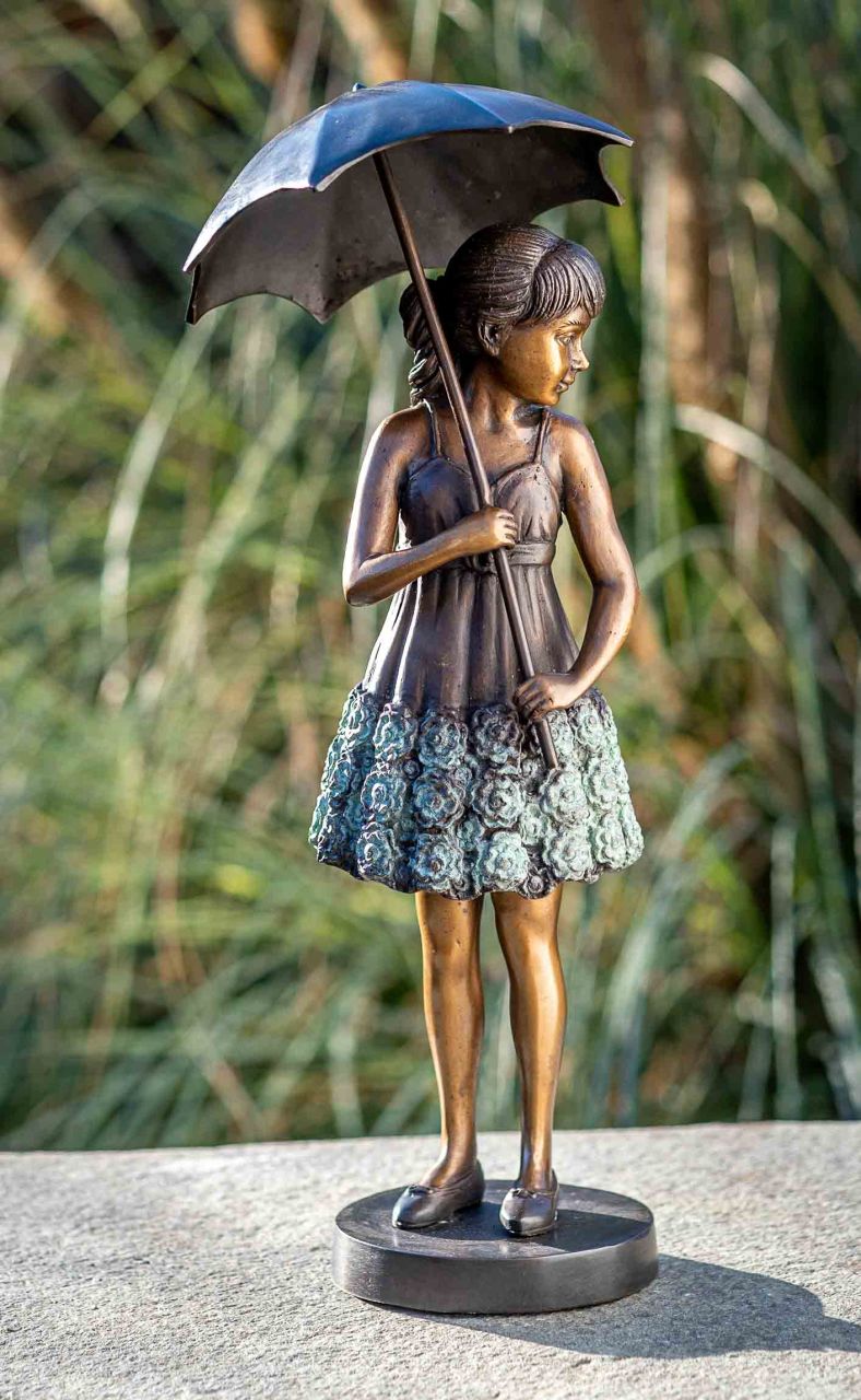 -Bronzefigur Mdchen mit Regenschirm-