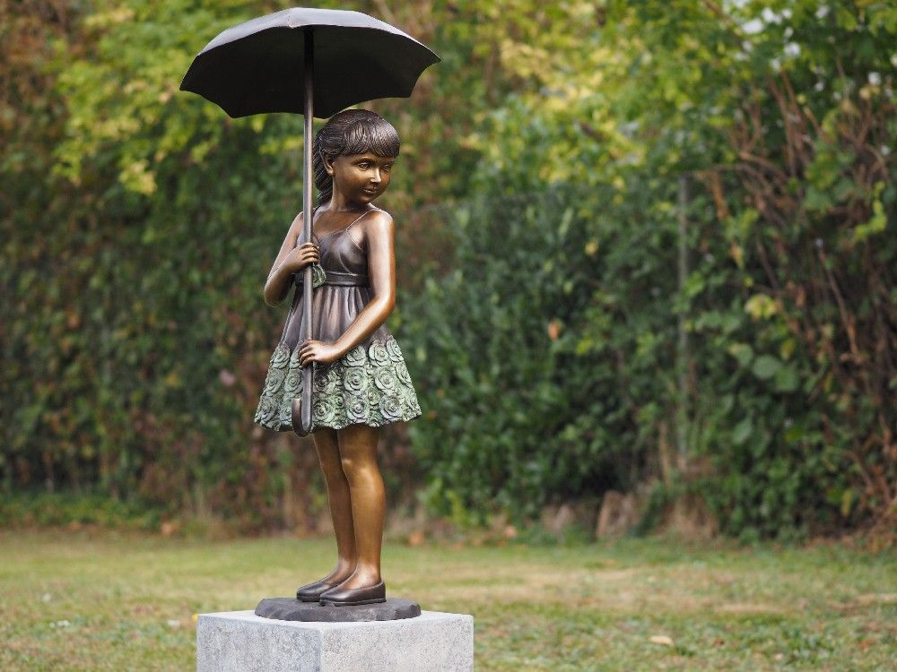 -Bronzefigur Mädchen mit Regenschirm- wasserspeiend-