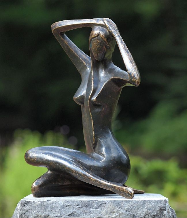-Bronzefigur moderne sitzende Frau- klein-