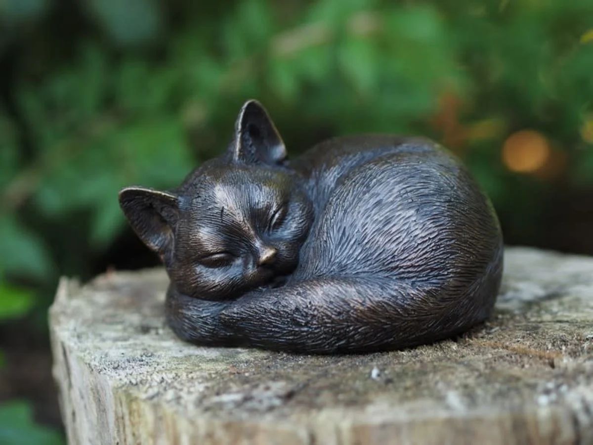 -Bronzefigur schlafende Katze-