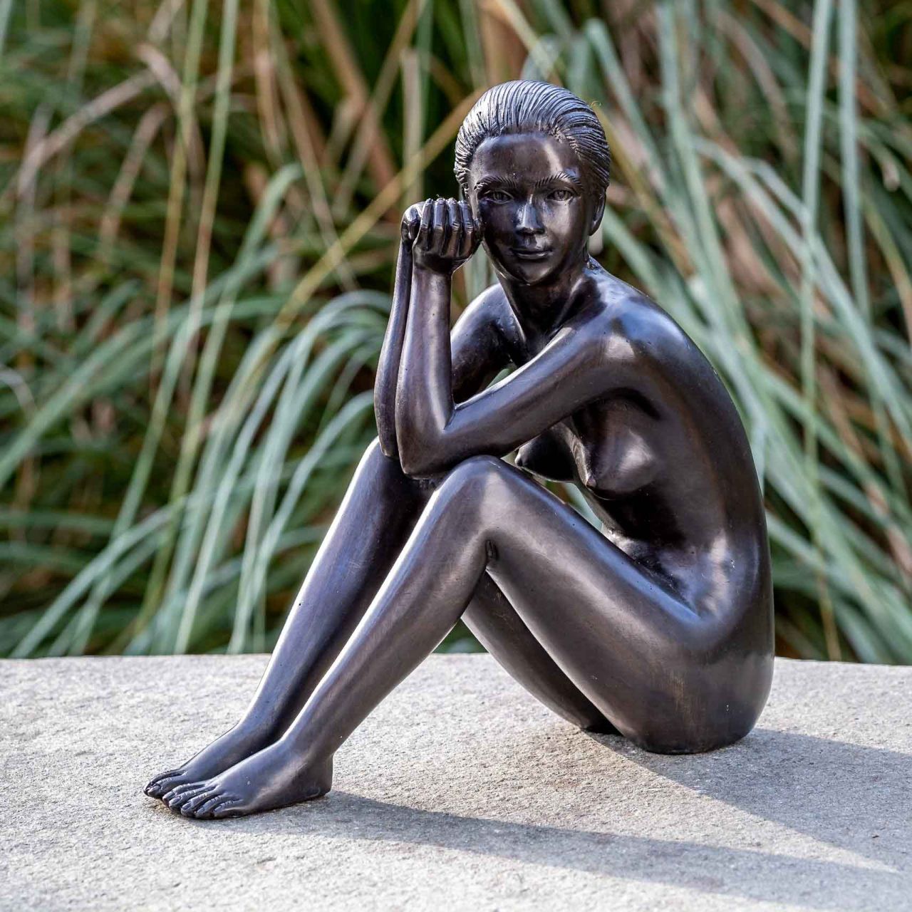 -Bronzefigur sitzender Frauenakt-