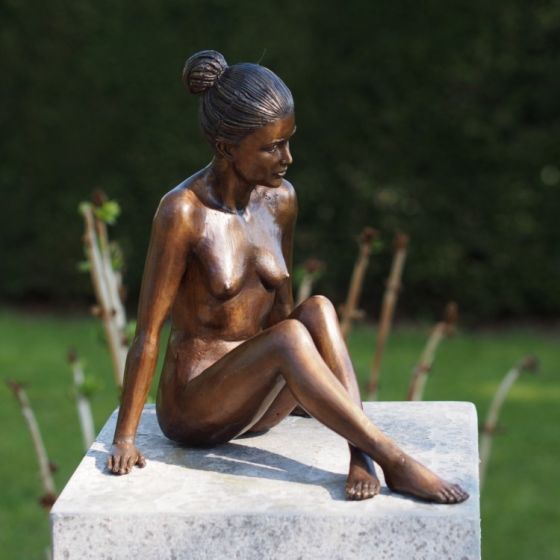 -Bronzefigur sitzendes Mädchen klein standart-