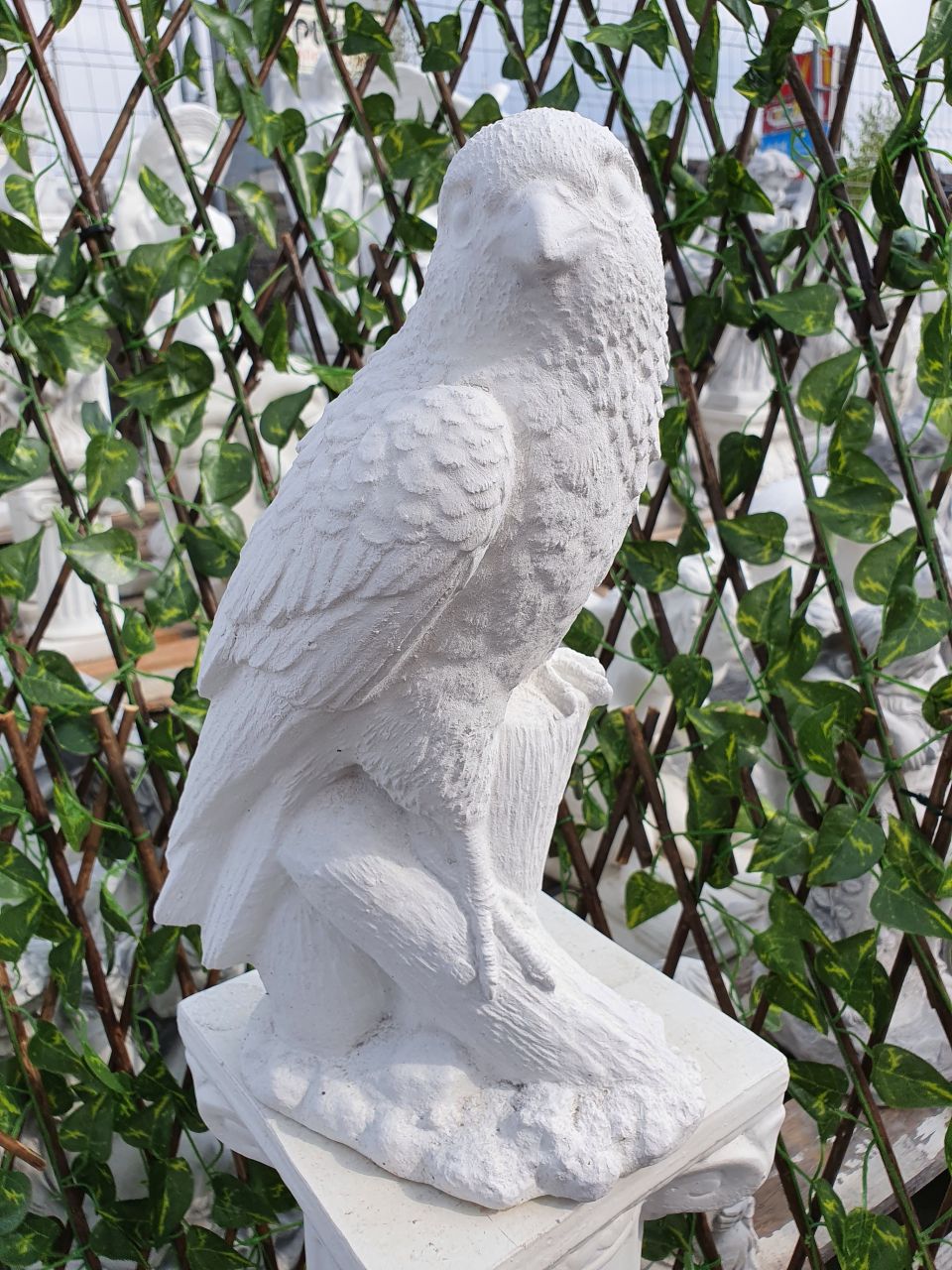 -Gartenfigur Adler auf Stamm- klein- weiss- unter Statuen/Skulpturen Tiere Adler