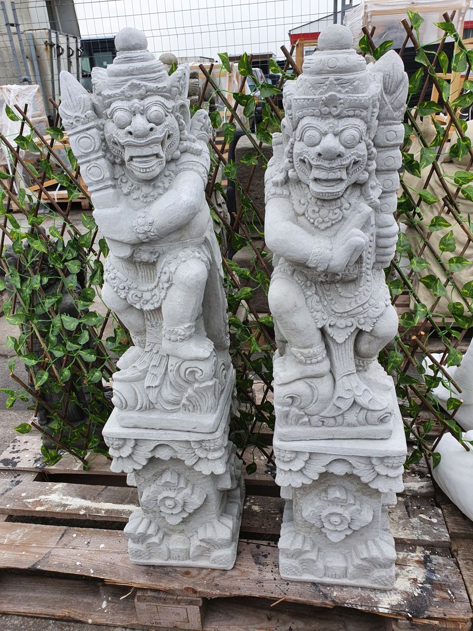 -Gartenfigur Bali Krieger 2er Set ohne Sockel verschiedene Farben- unter Statuen/Skulpturen Religion und Kultur