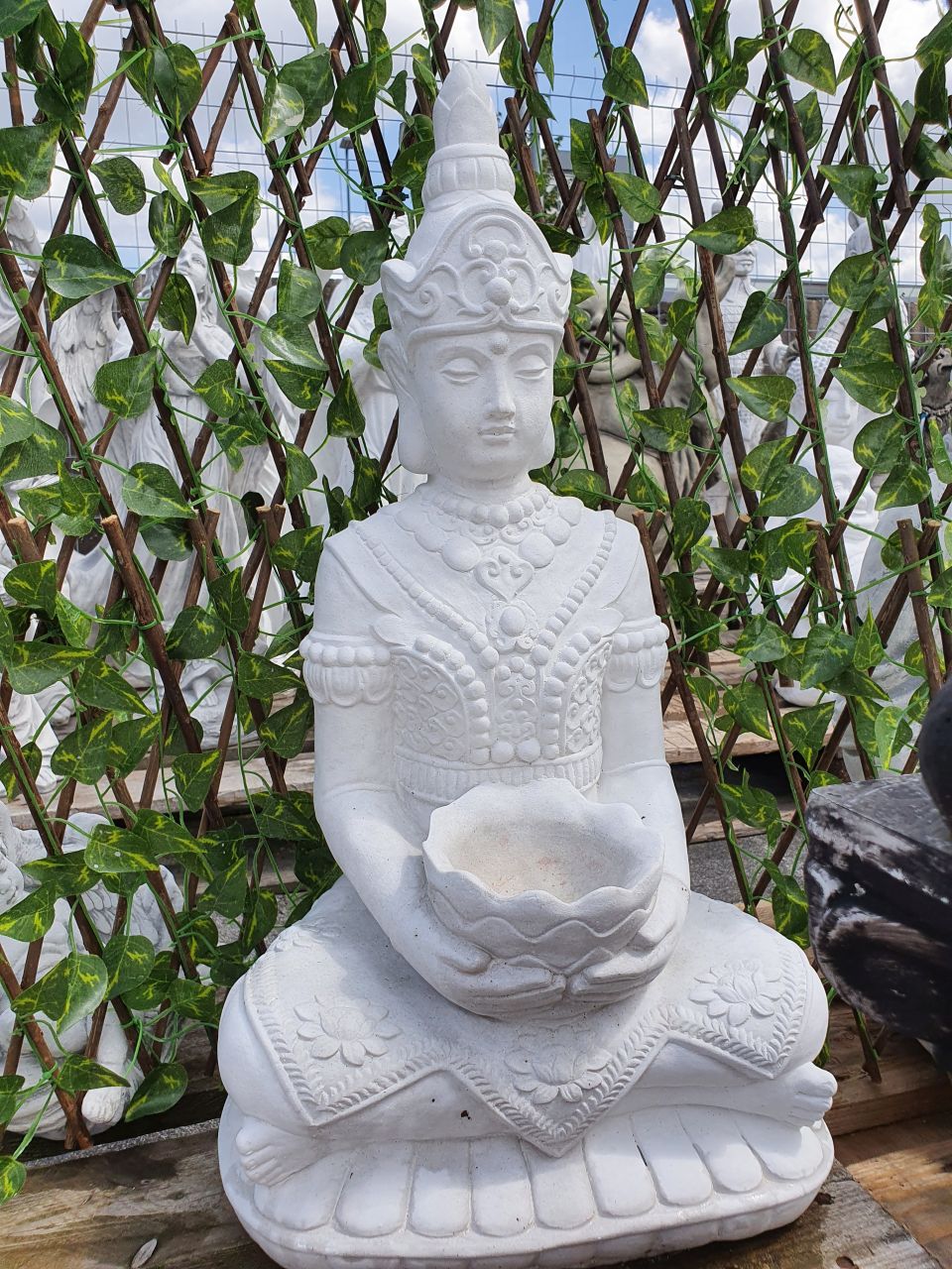 -Gartenfigur Buddha mit Kopfschmuck- weiss-