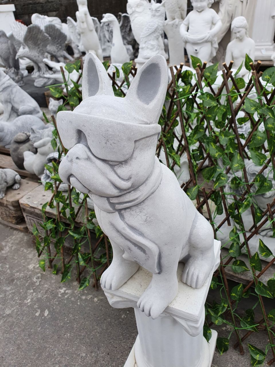 -Gartenfigur Dogge -Cool- mit Brille- antik-grau- unter Statuen/Skulpturen Tiere