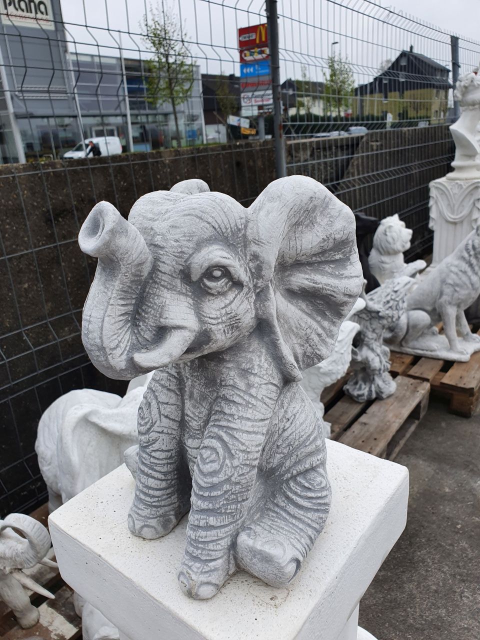 -Gartenfigur Elefant sitzend- klein- antik-grau-