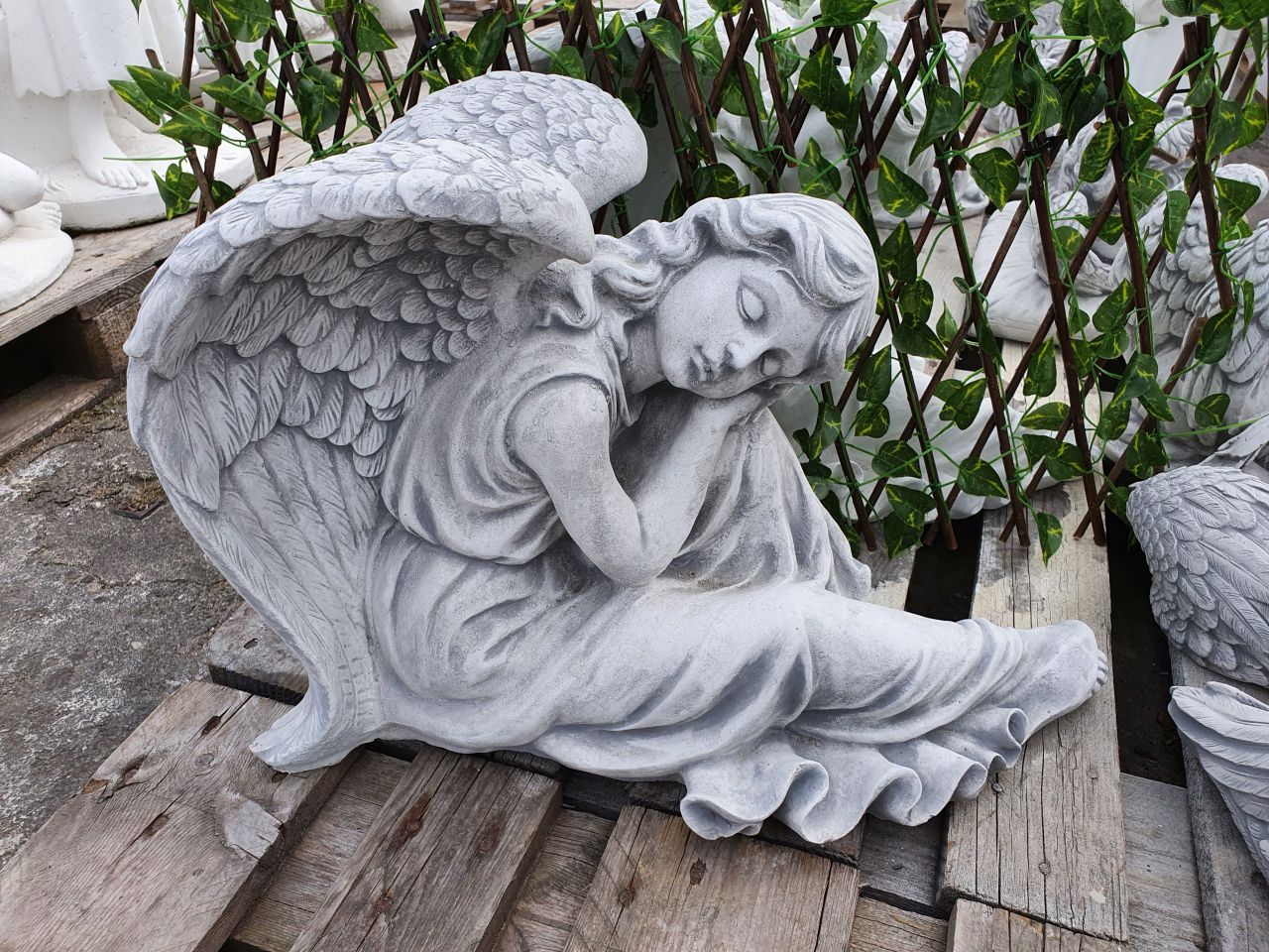 -Gartenfigur Engel an Knie angelehnt- antik grau- unter Statuen/Skulpturen Engel