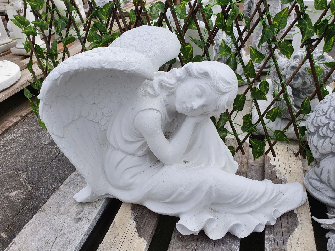 -Gartenfigur Engel an Knie angelehnt- weiss-