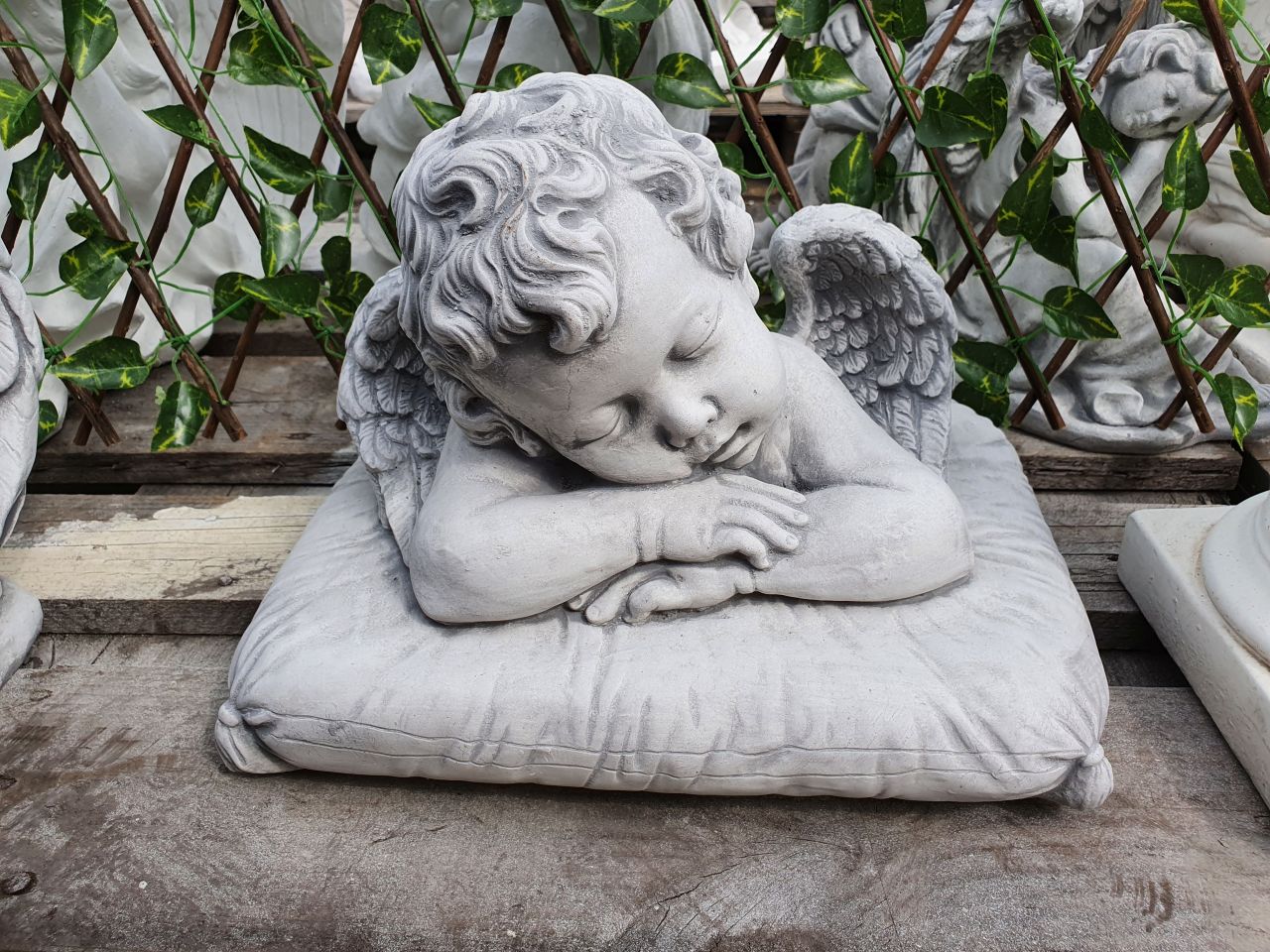 -Gartenfigur Engel auf Kissen- antik-