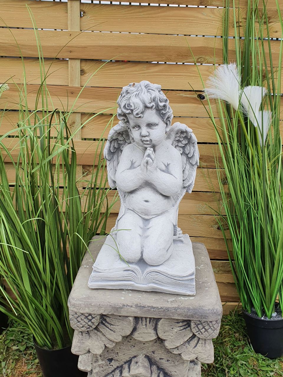 -Gartenfigur Engel betend auf Buch- antik-