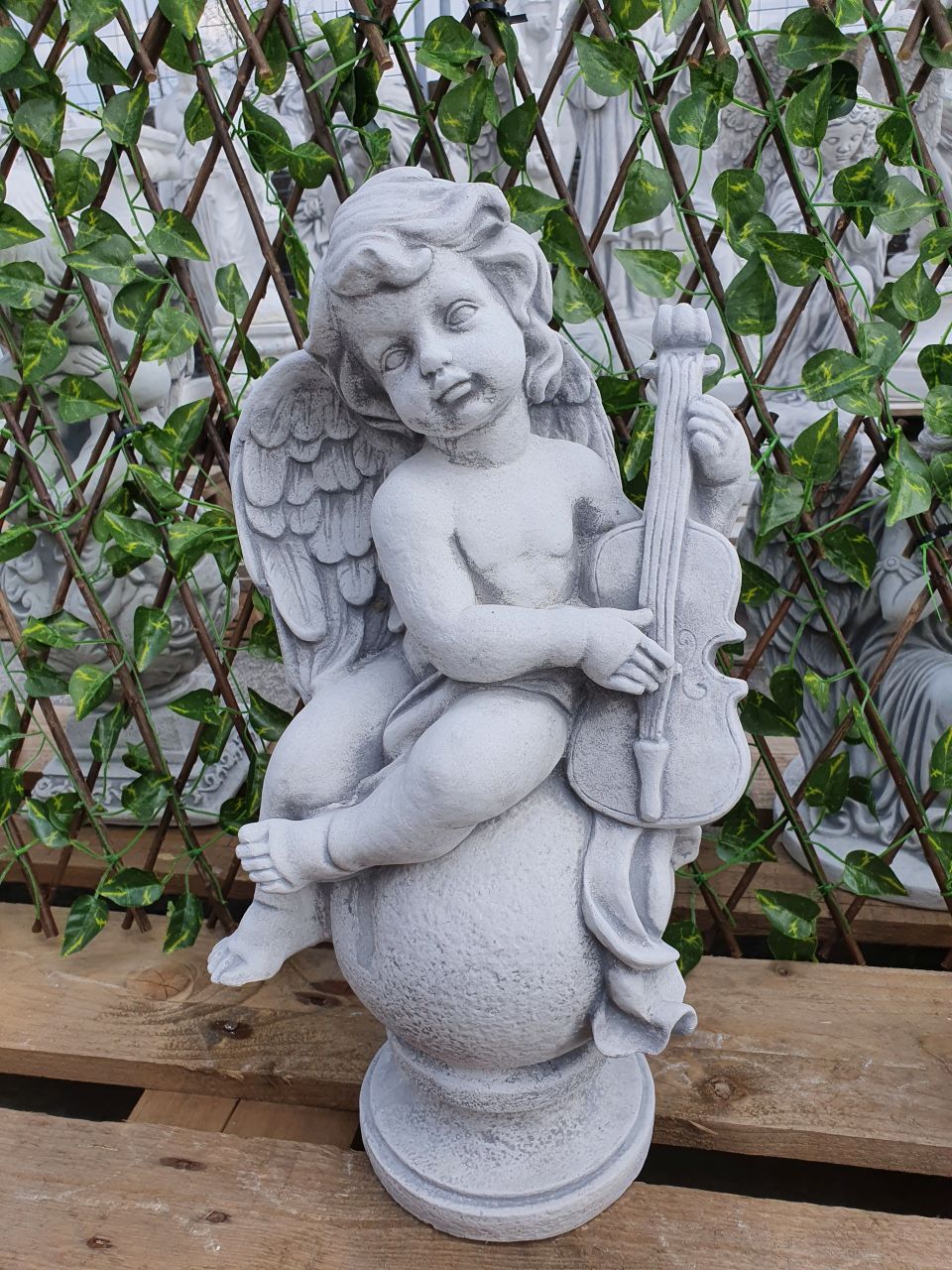 -Gartenfigur Engel mit Gitarre auf Kugel- unter Statuen/Skulpturen Engel