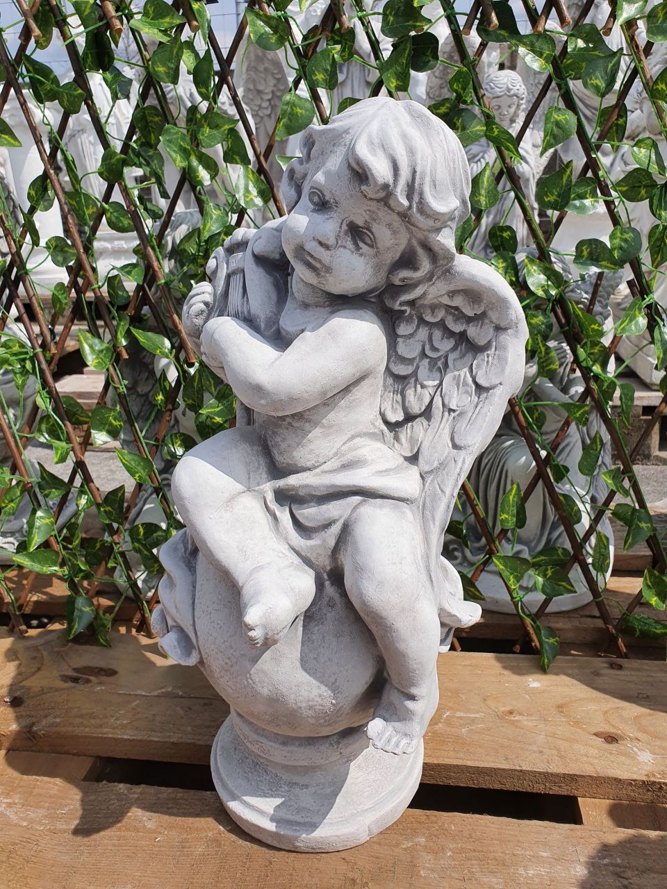 -Gartenfigur Engel mit Harfe auf Kugel- antik-