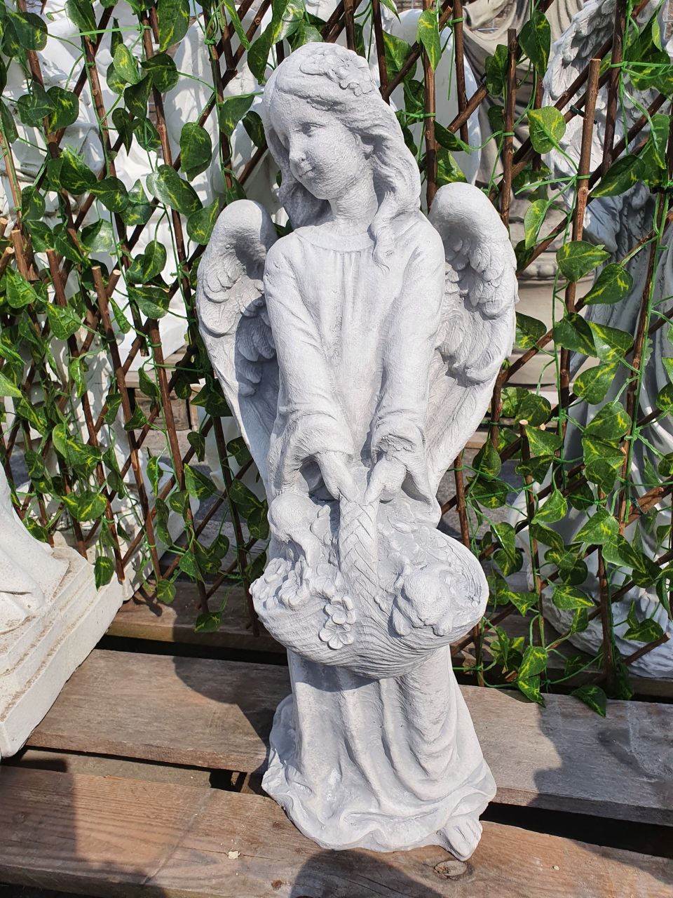 -Gartenfigur Engel mit Korb- antik-