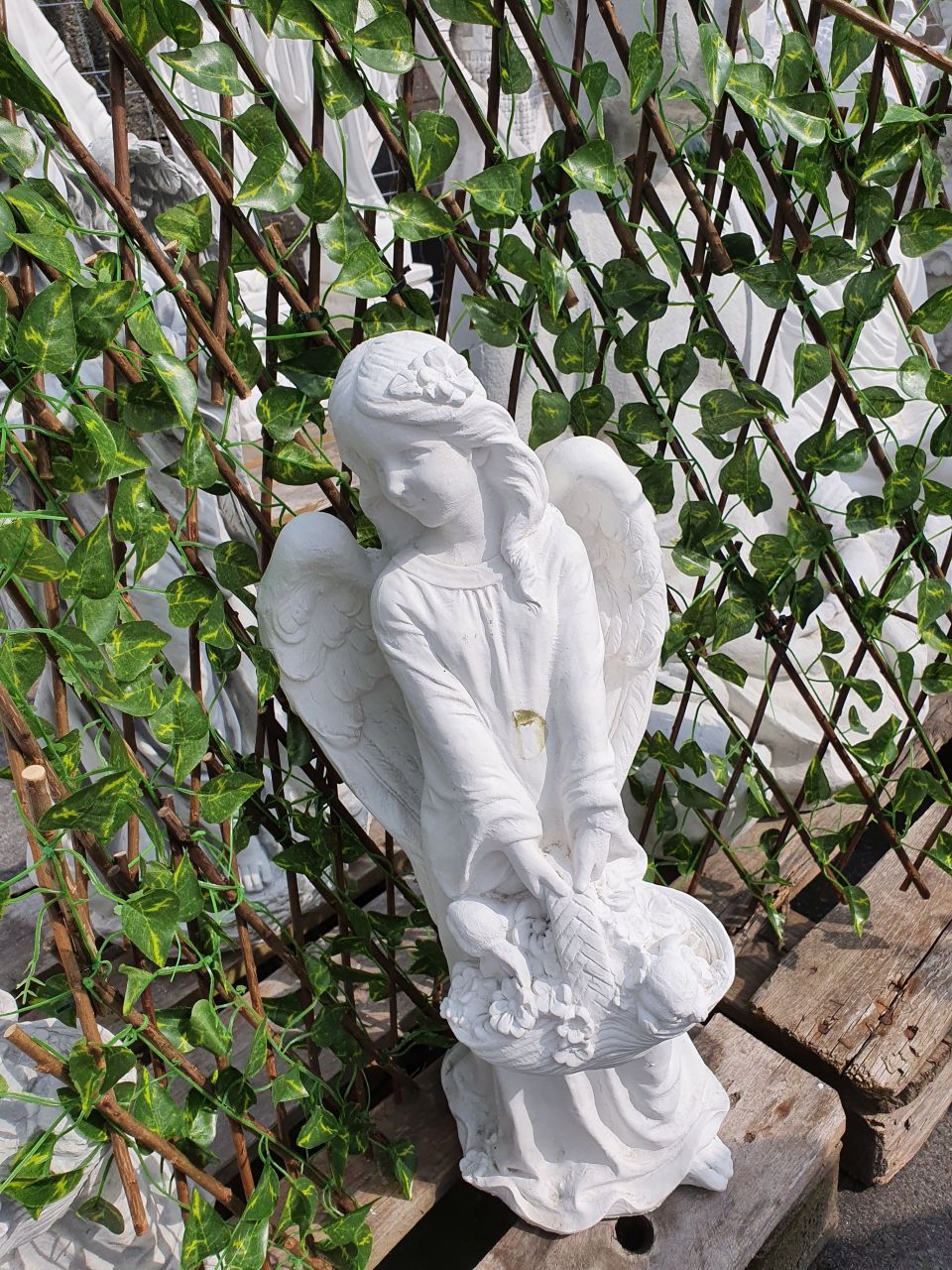 -Gartenfigur Engel mit Korb- weiss- unter Statuen/Skulpturen Engel