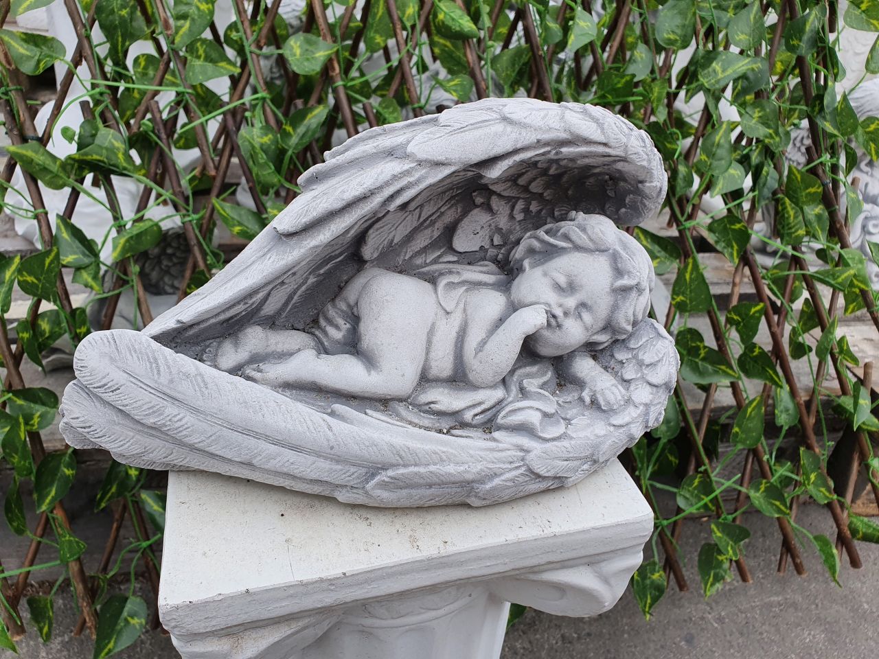 -Gartenfigur Engel schlafend in Flügel 2- unter Statuen/Skulpturen Engel