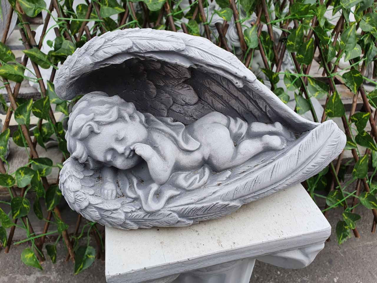 -Gartenfigur Engel schlafend in Flügel 3- unter Statuen/Skulpturen Engel
