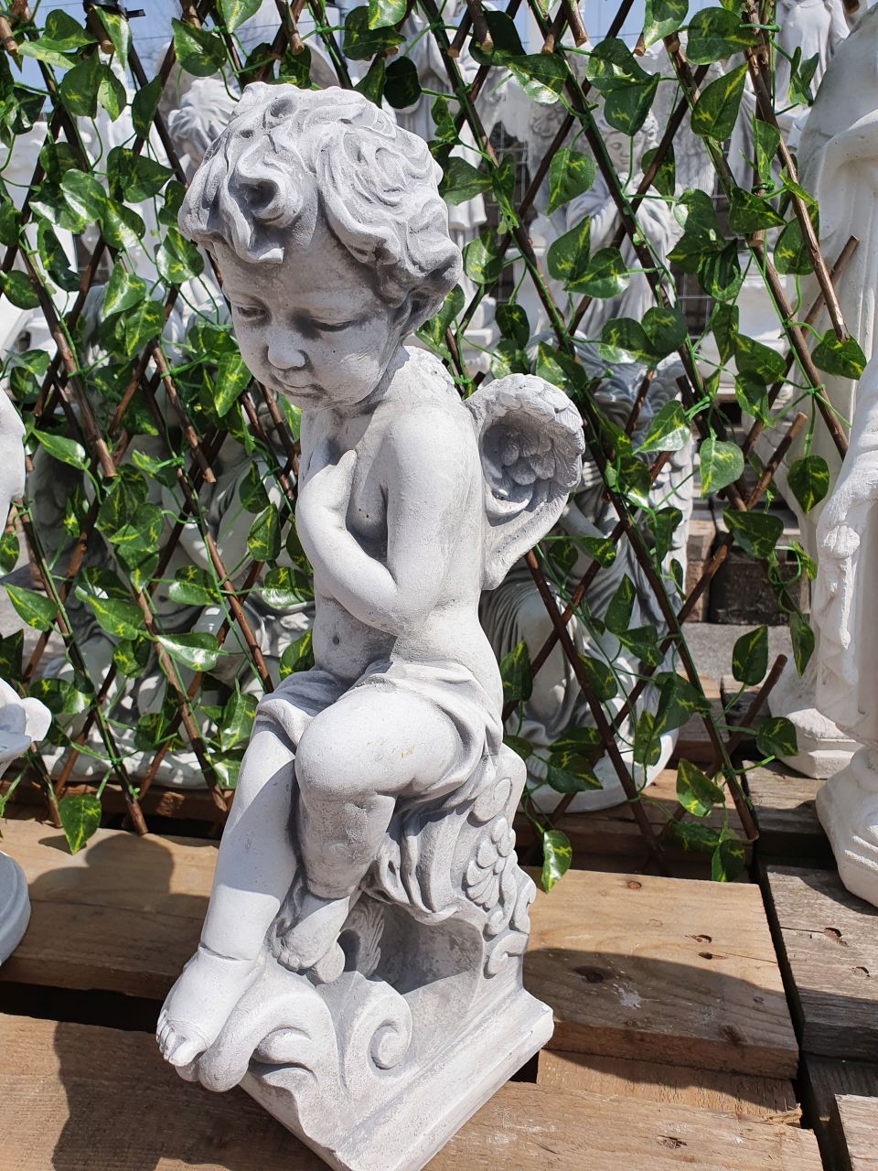 -Gartenfigur Engel sitzend- antik-