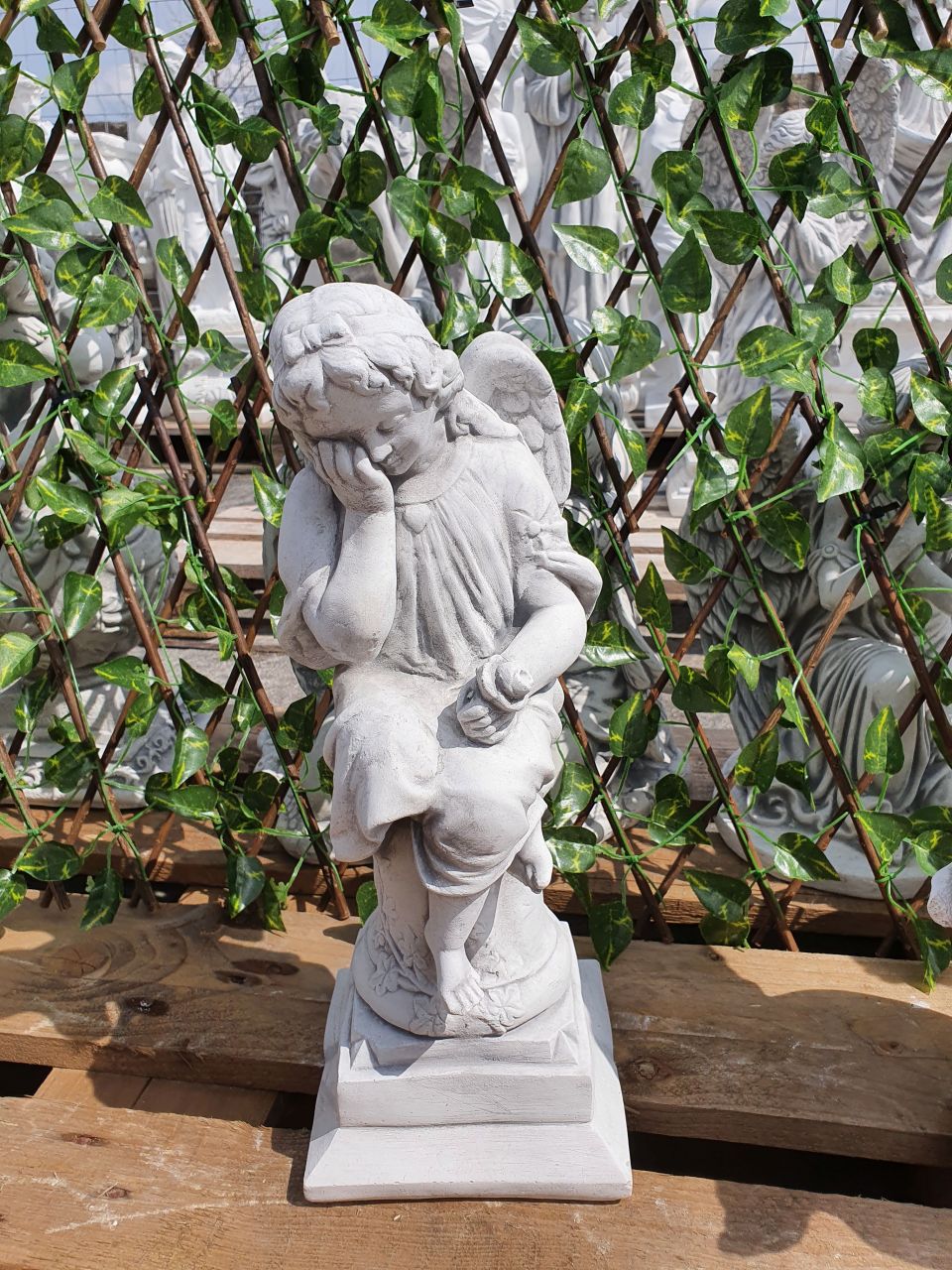 -Gartenfigur Engel sitzend auf Säule- antik- unter Statuen/Skulpturen Engel