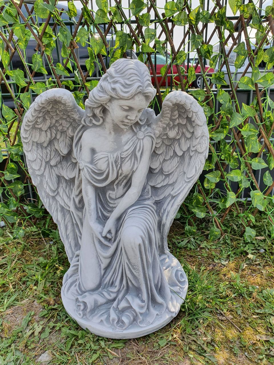 -Gartenfigur Engelfrau auf Knien- antik-