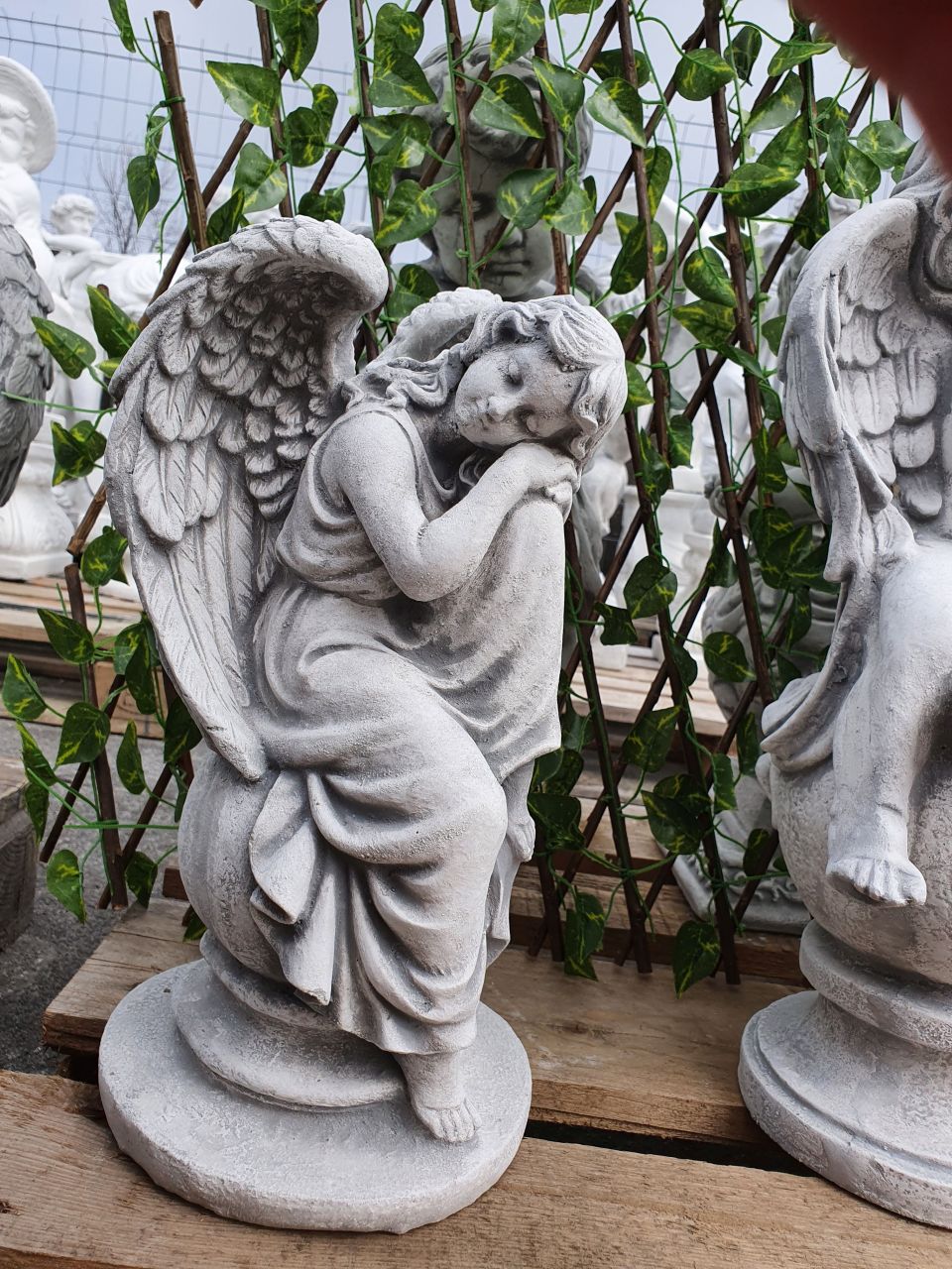 -Gartenfigur Engelfrau schlafend- antik-