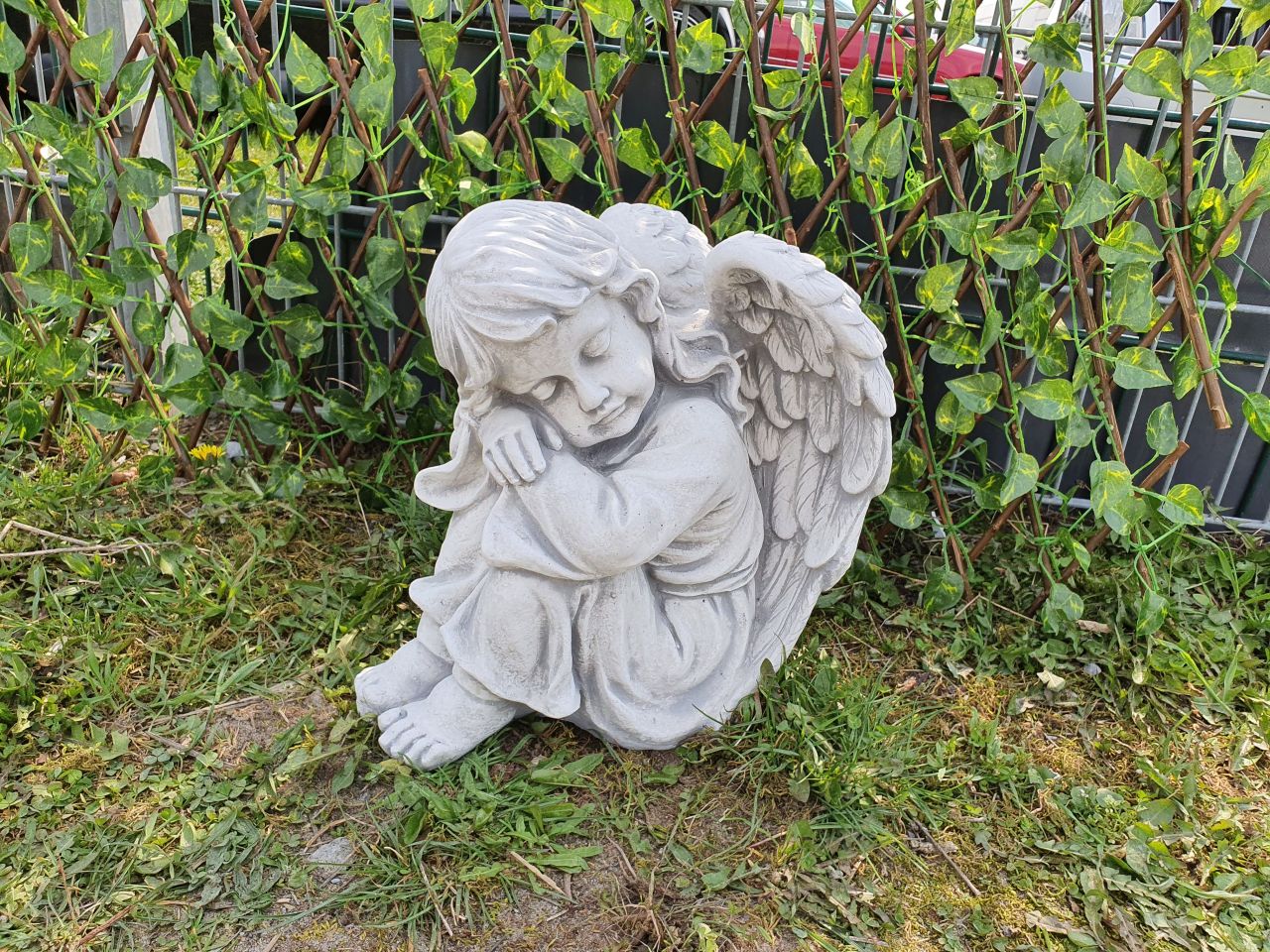 -Gartenfigur Engelfrau sitzend- antik-