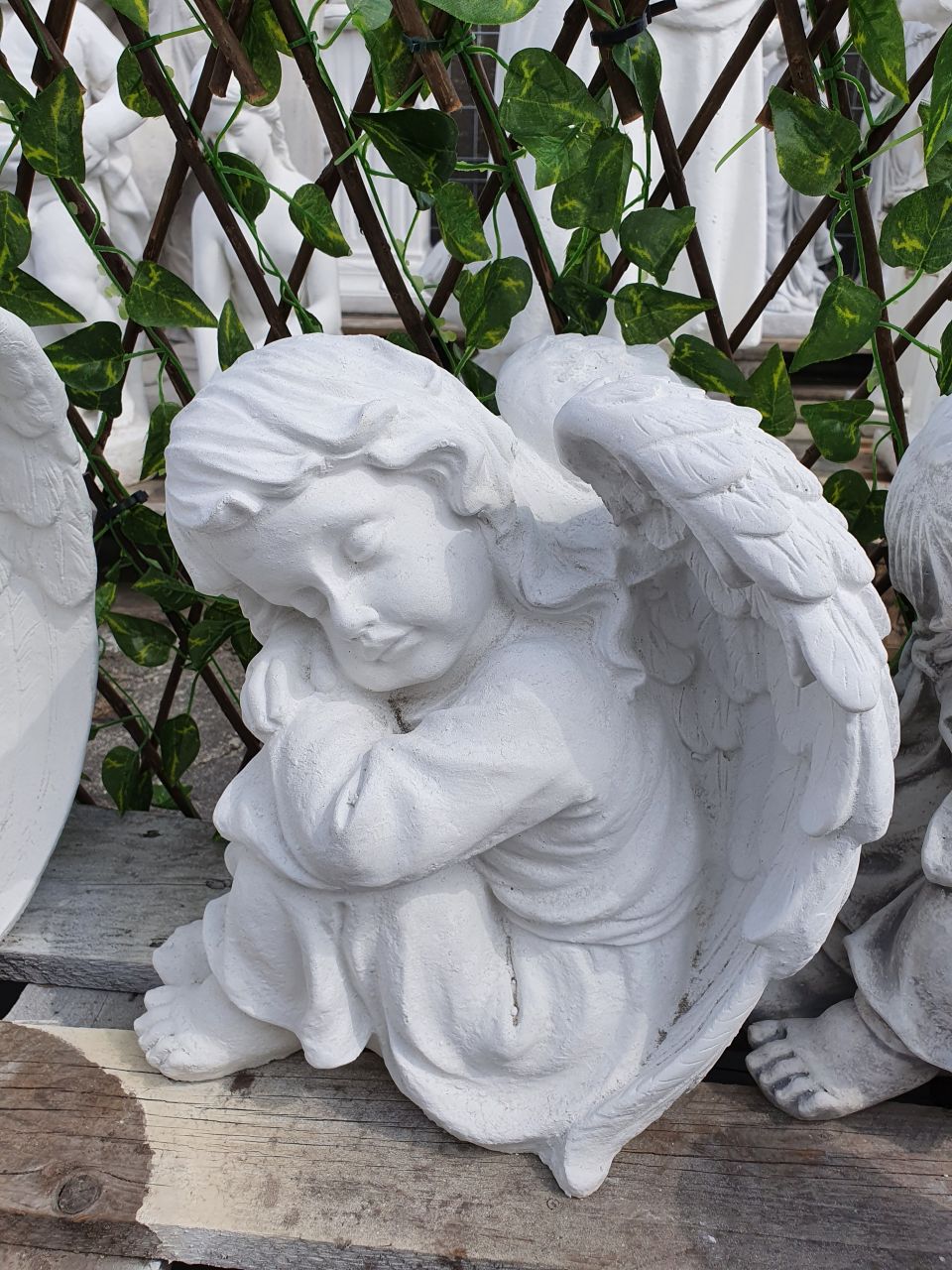 -Gartenfigur Engelfrau sitzend- weiss-