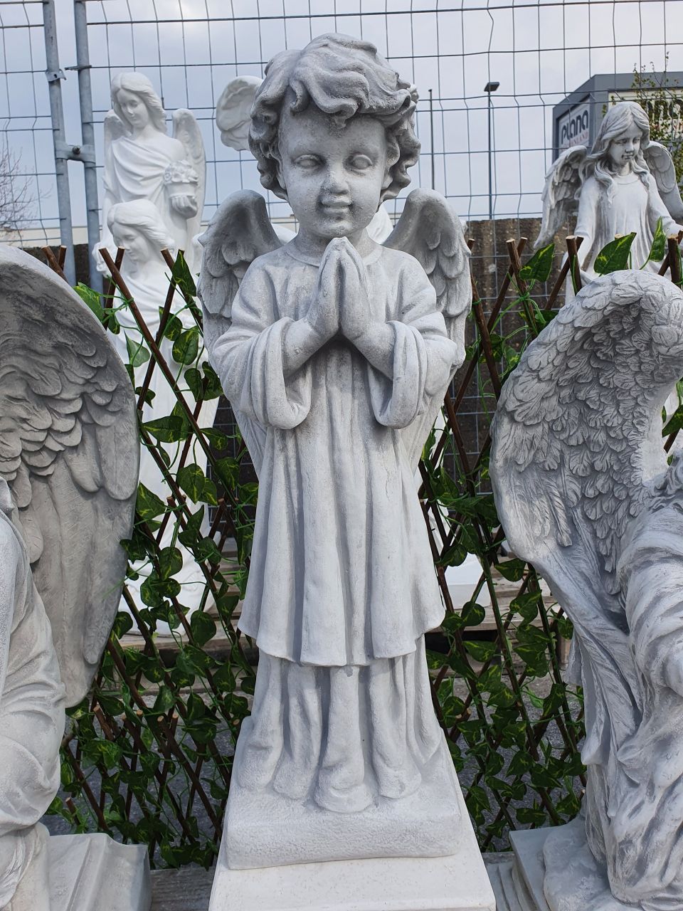 -Gartenfigur Engeljunge- betend- Antik grau- unter Statuen/Skulpturen Engel