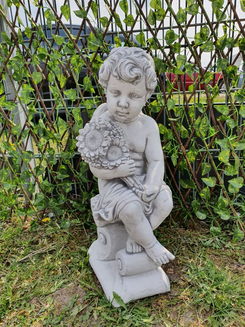 -Gartenfigur Engeljunge mit Blume- Antik- unter Statuen/Skulpturen Engel