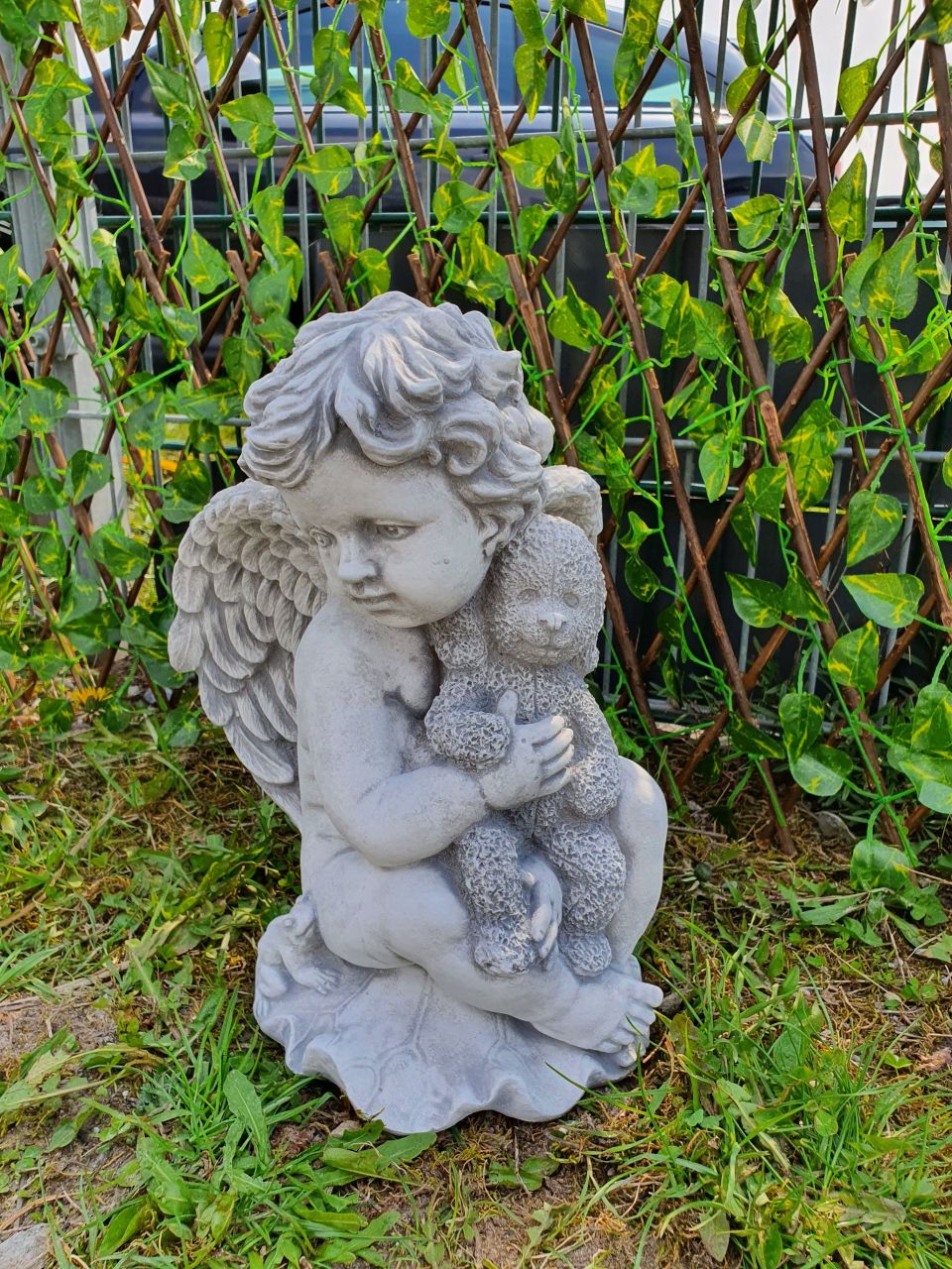 -Gartenfigur Engeljunge mit Teddy- antik-