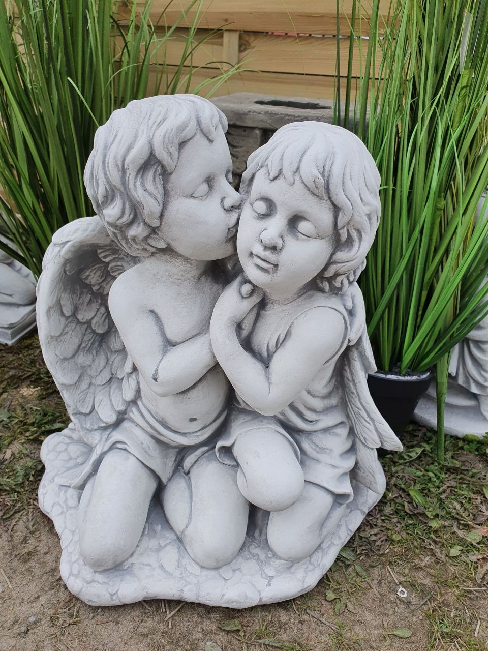 -Gartenfigur Engelpärchen küssend- antik grau- unter Statuen/Skulpturen Engel