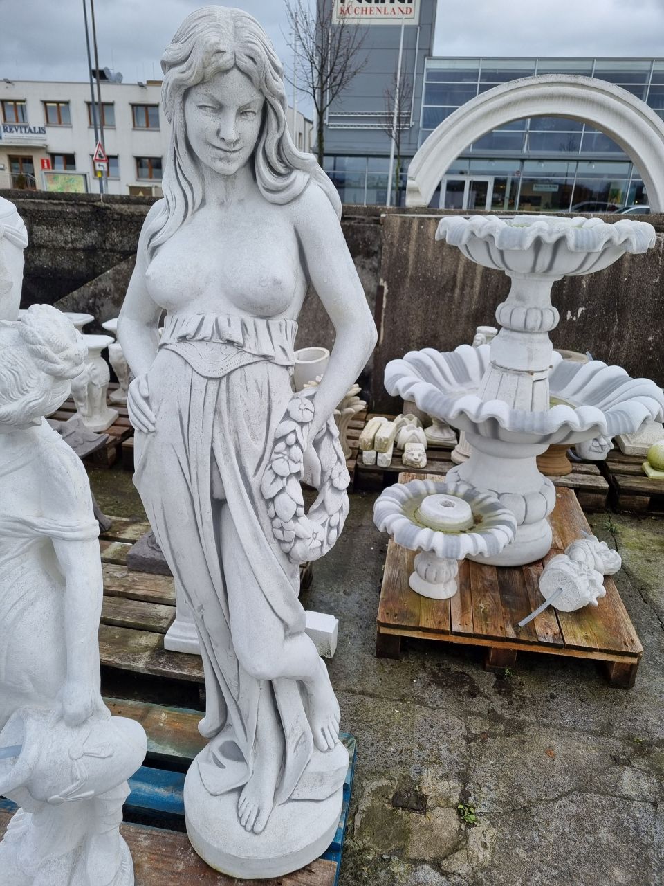 -Gartenfigur Frau mit Kranz aus Blumen- antik patiniert-