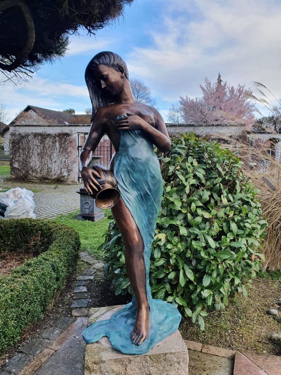 -Gartenfigur -Frau mit Krug- gross- als Wasserspiel möglich aus Bronze-
