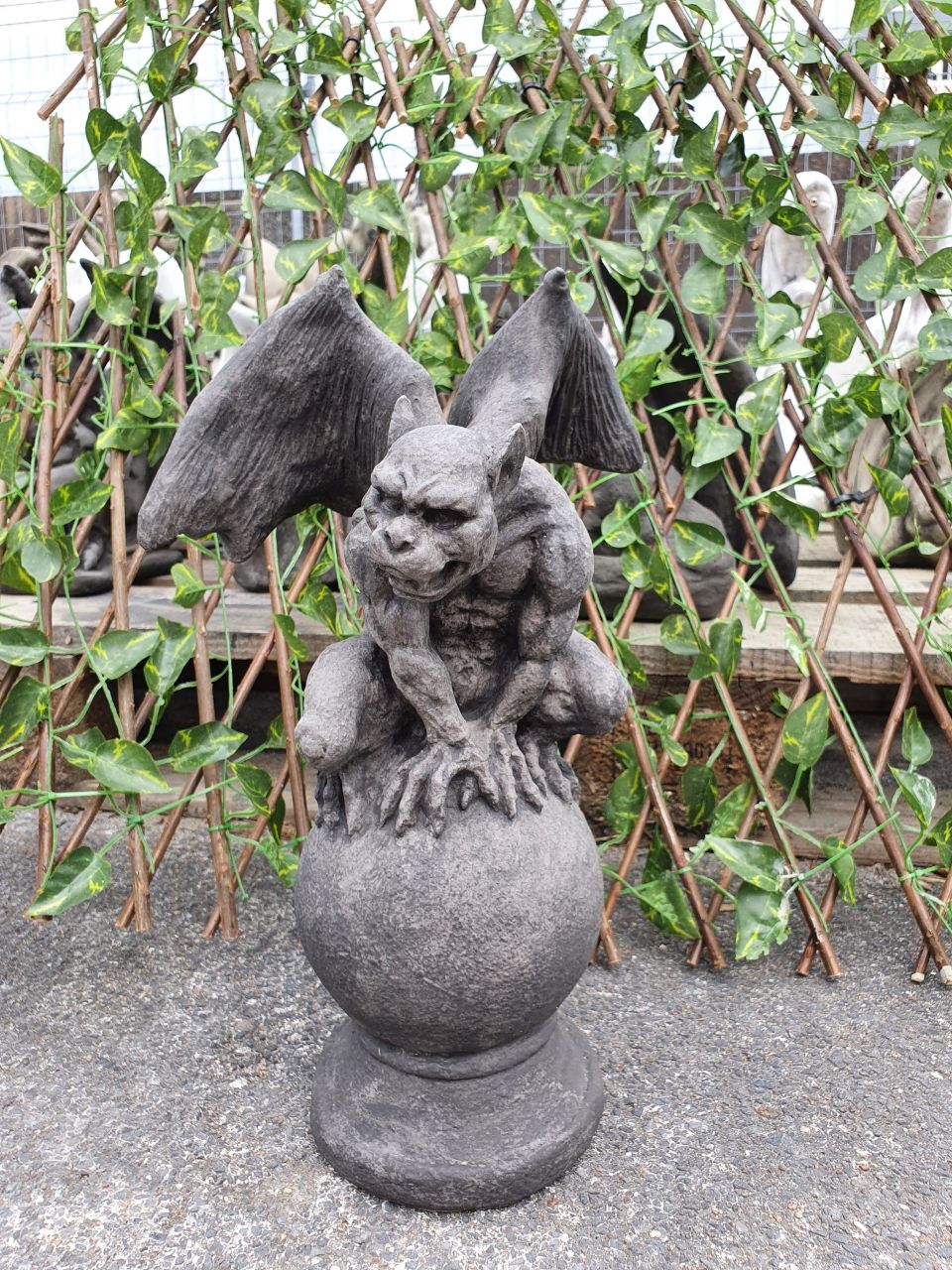 -Gartenfigur Gargoyle auf Kugel- klein- grau- unter Statuen/Skulpturen Gargoyles & Fantasy