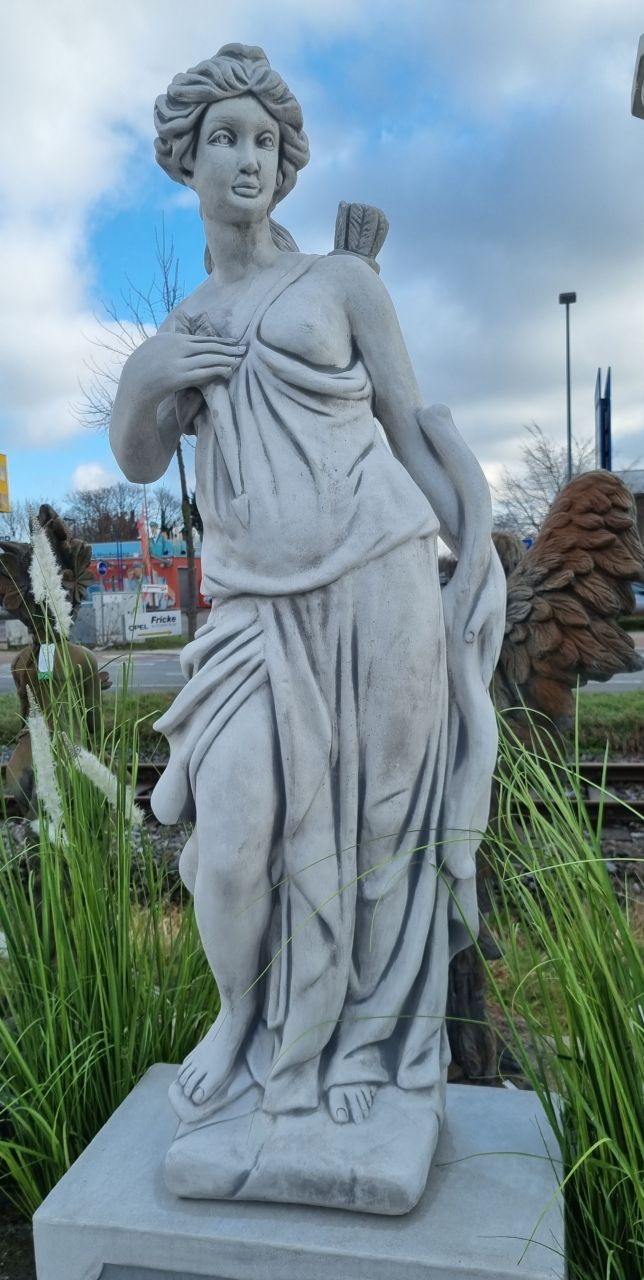 -Gartenfigur Jägerin -Diana- antik grau- unter Statuen/Skulpturen Statuen