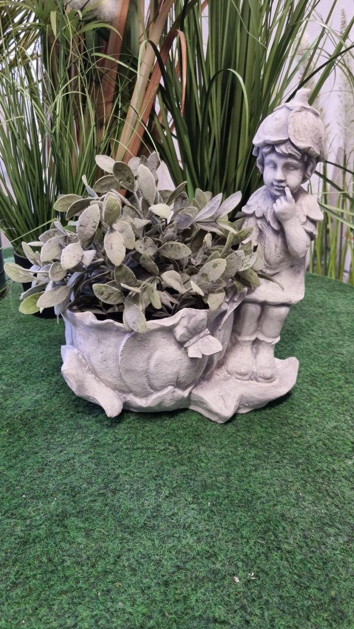 -Gartenfigur Junge mit Schale zum bepflanzen -Schmetterling- antik grau- unter Statuen/Skulpturen Statuen