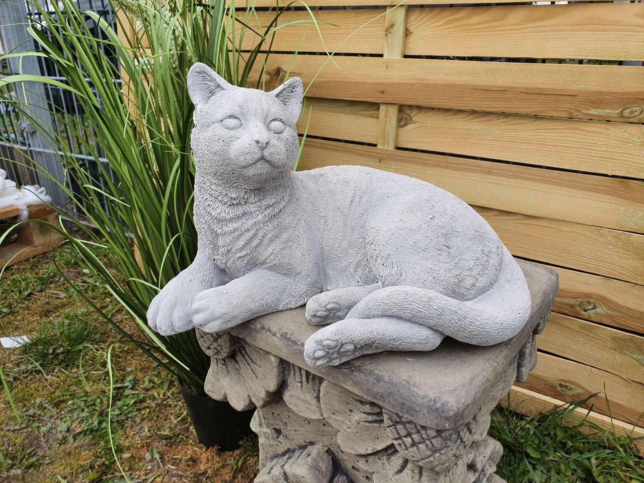 -Gartenfigur Katze- liegend- antik-grau-