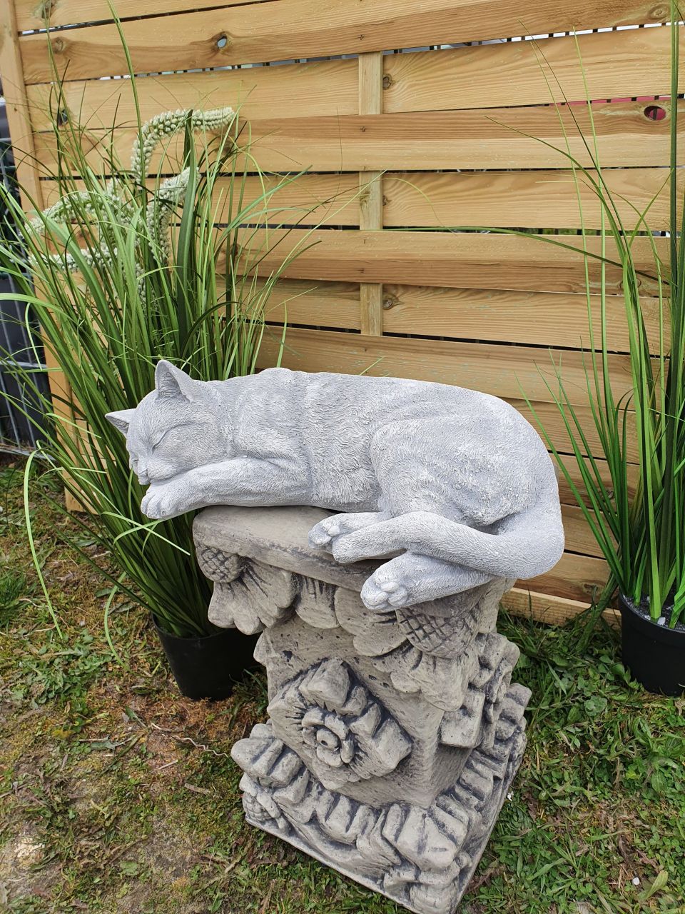 -Gartenfigur Katze liegend- antik-grau-