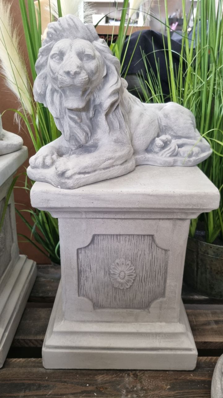 -Gartenfigur Kleiner Löwe- liegend- antik grau- unter Statuen/Skulpturen Tiere Löwen