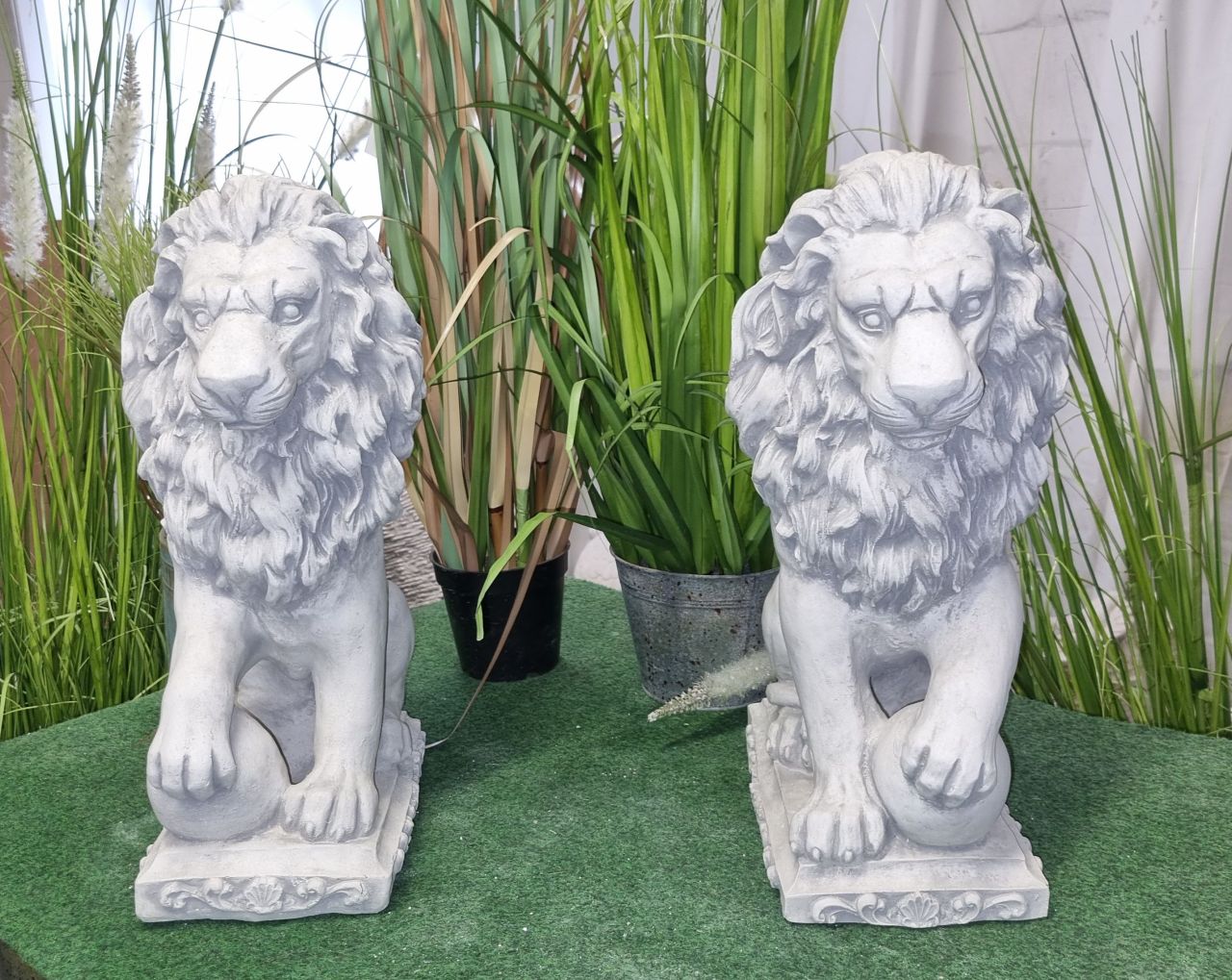 -Gartenfigur Löwen mit Kugel 2er Set- antik grau-